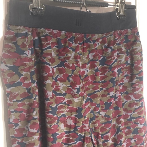 Lululemon camo yoga shorts - Picture 4 of 6
